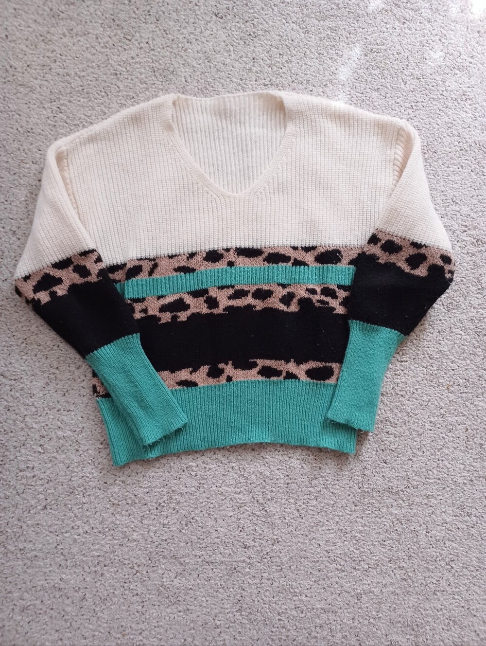 V-Neck Colorblock Leopard Print Sweater - Cream, Black & Teal